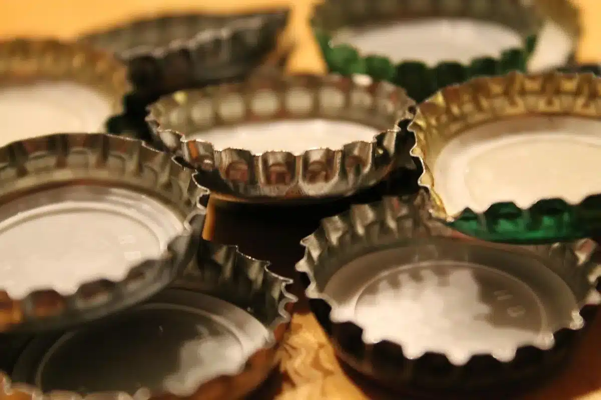 Assortiment de bières artisanales italiennes dans des verres et bouteilles sur une table rustique
