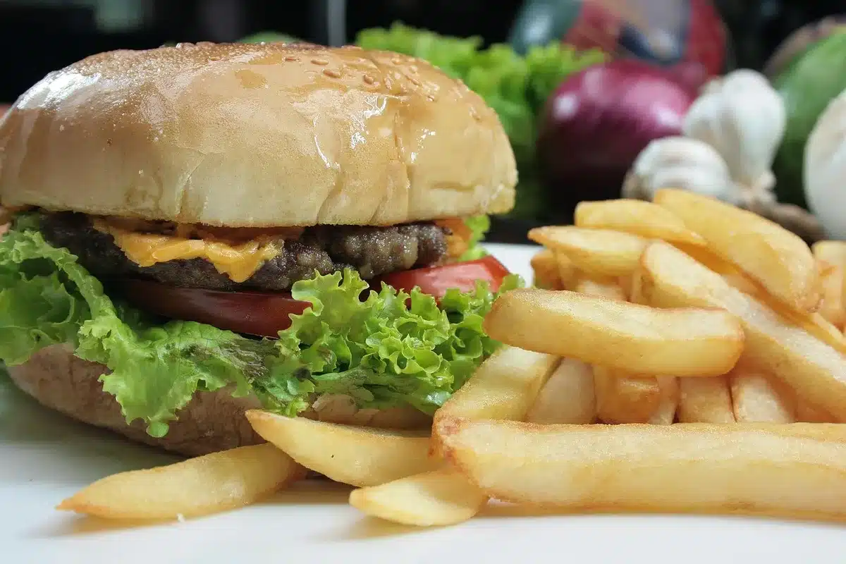 Steak haché saisi dans une poêle pour obtenir une croûte