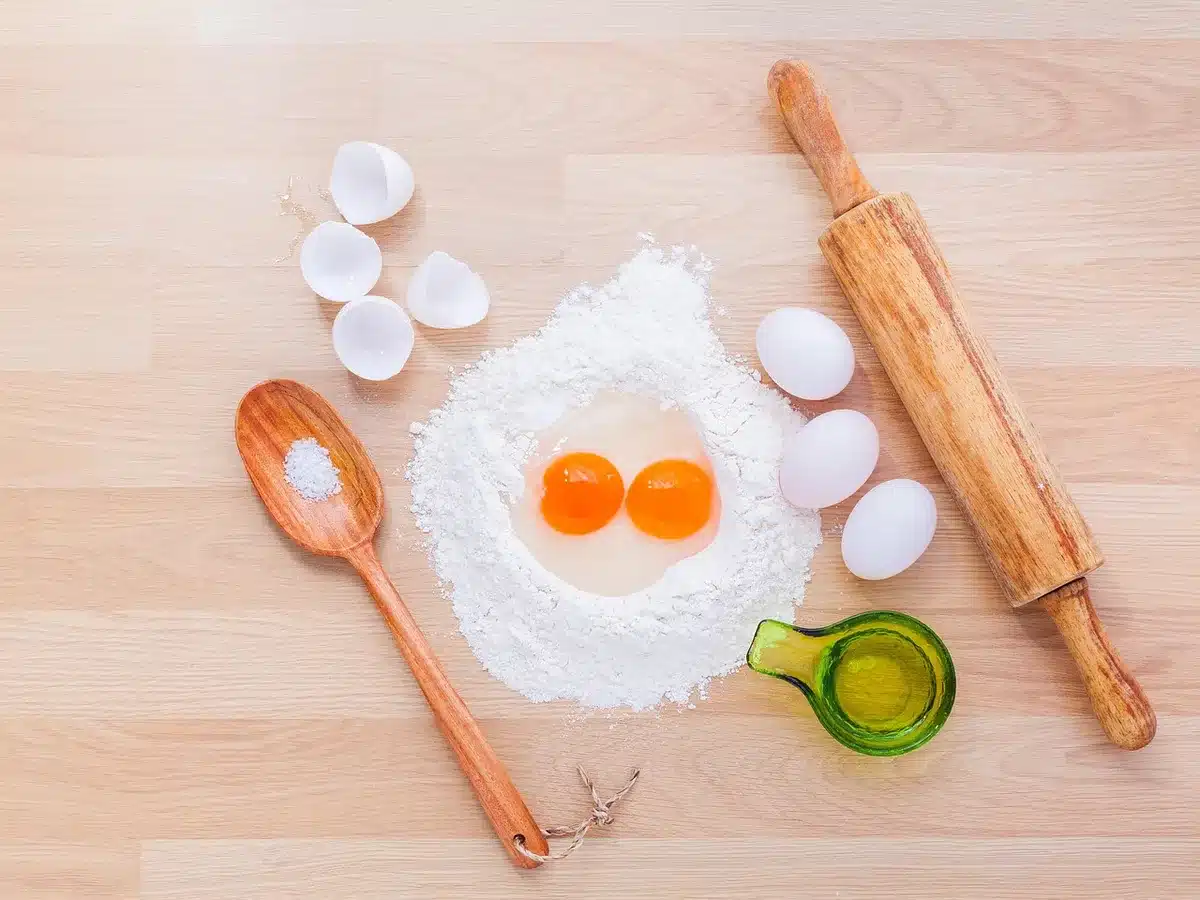 Palette d'ingrédients et emballages illustrant chaînes d'approvisionnement alimentaires
