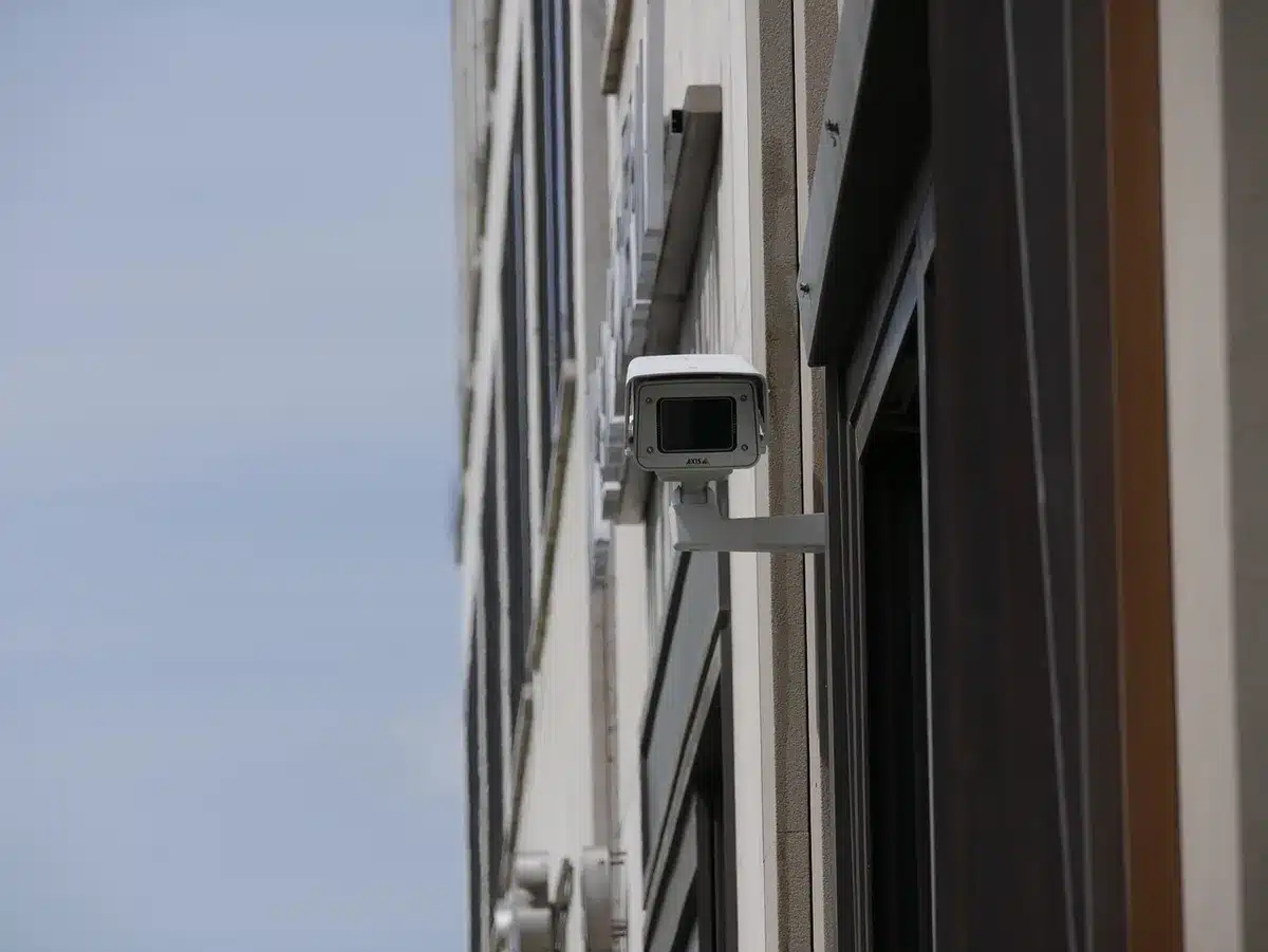 Écran montrant des images de vidéosurveillance d'un restaurant