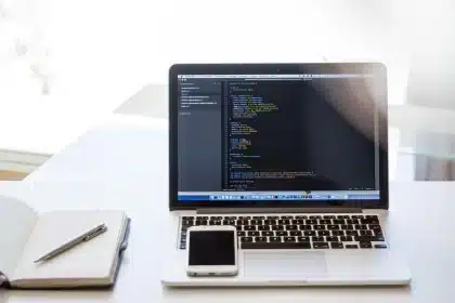 Mains tenant des reçus froissés et un téléphone affichant une interface d'IA conversationnelle