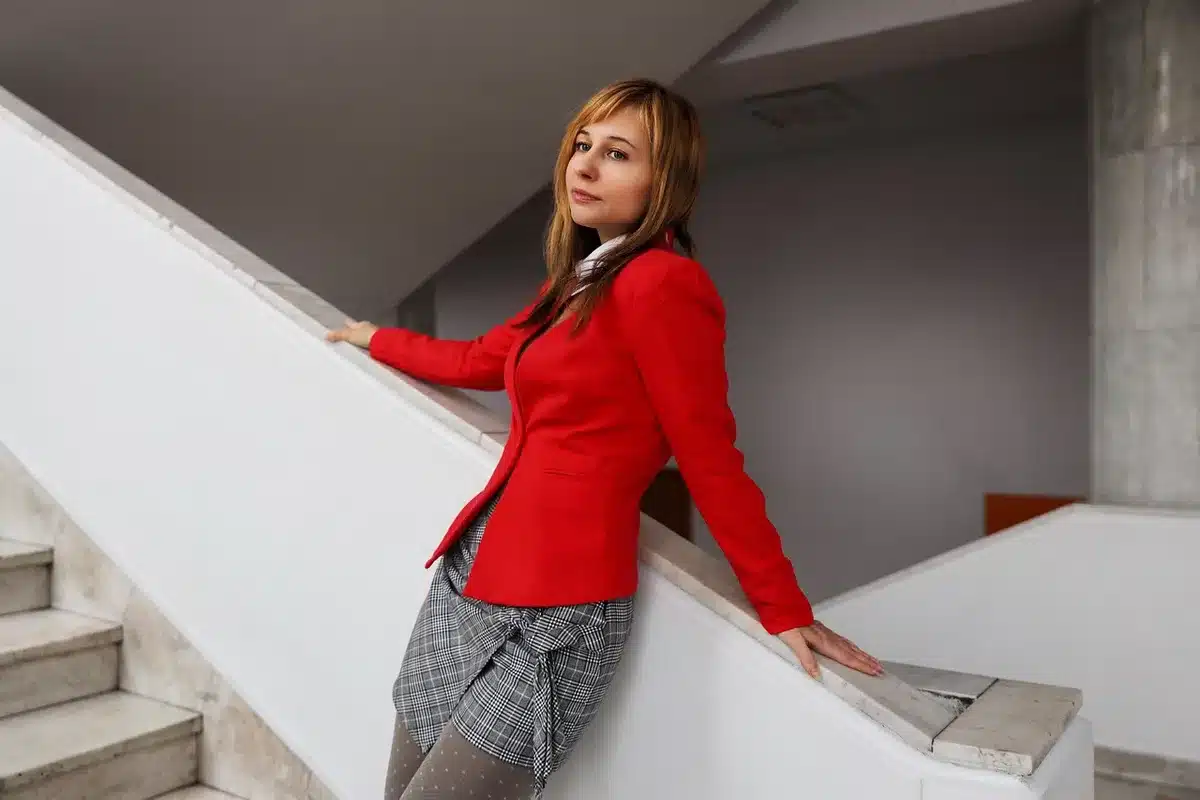 Escalier en colimaçon étroit à l'intérieur d'une tour, visiteurs montant