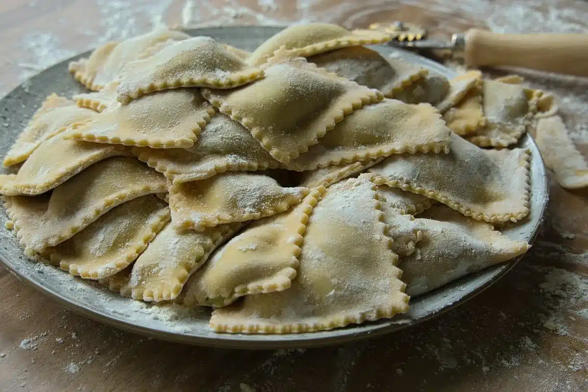 Ancienne image d'une trattoria milanaise avec ustensiles et plats traditionnels