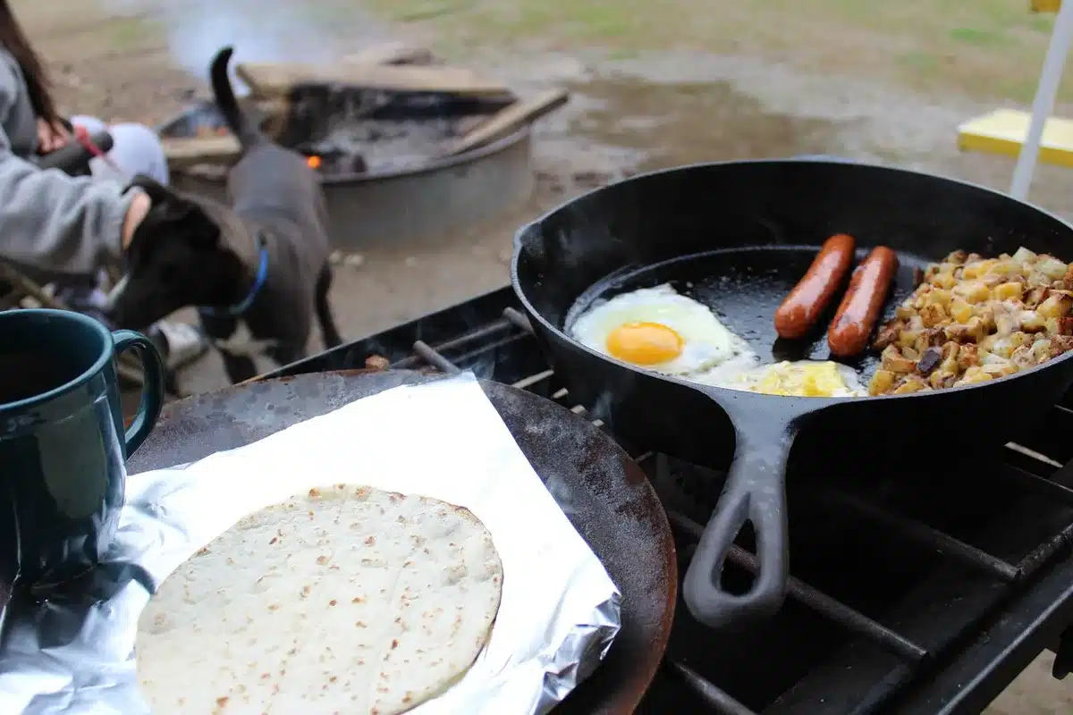Côtelette dorée en train de frire dans une poêle, croûte croustillante visible