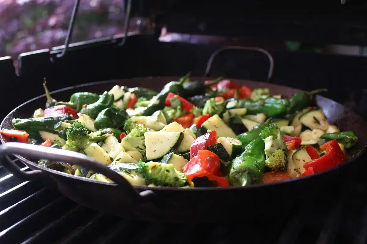 Légumes d'été rôtis lentement au four à basse température pour concentrer les saveurs