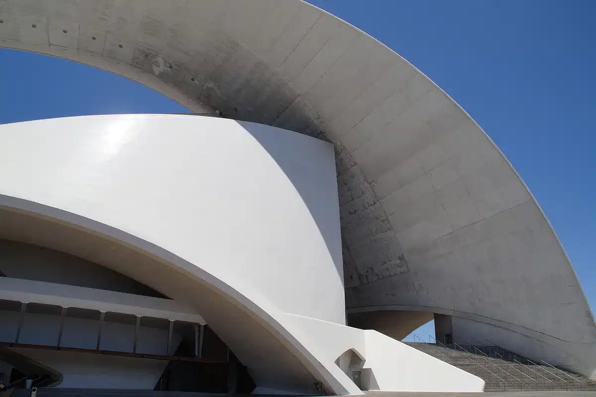 Vue de la salle montrant la scène et la disposition favorable à l'acoustique