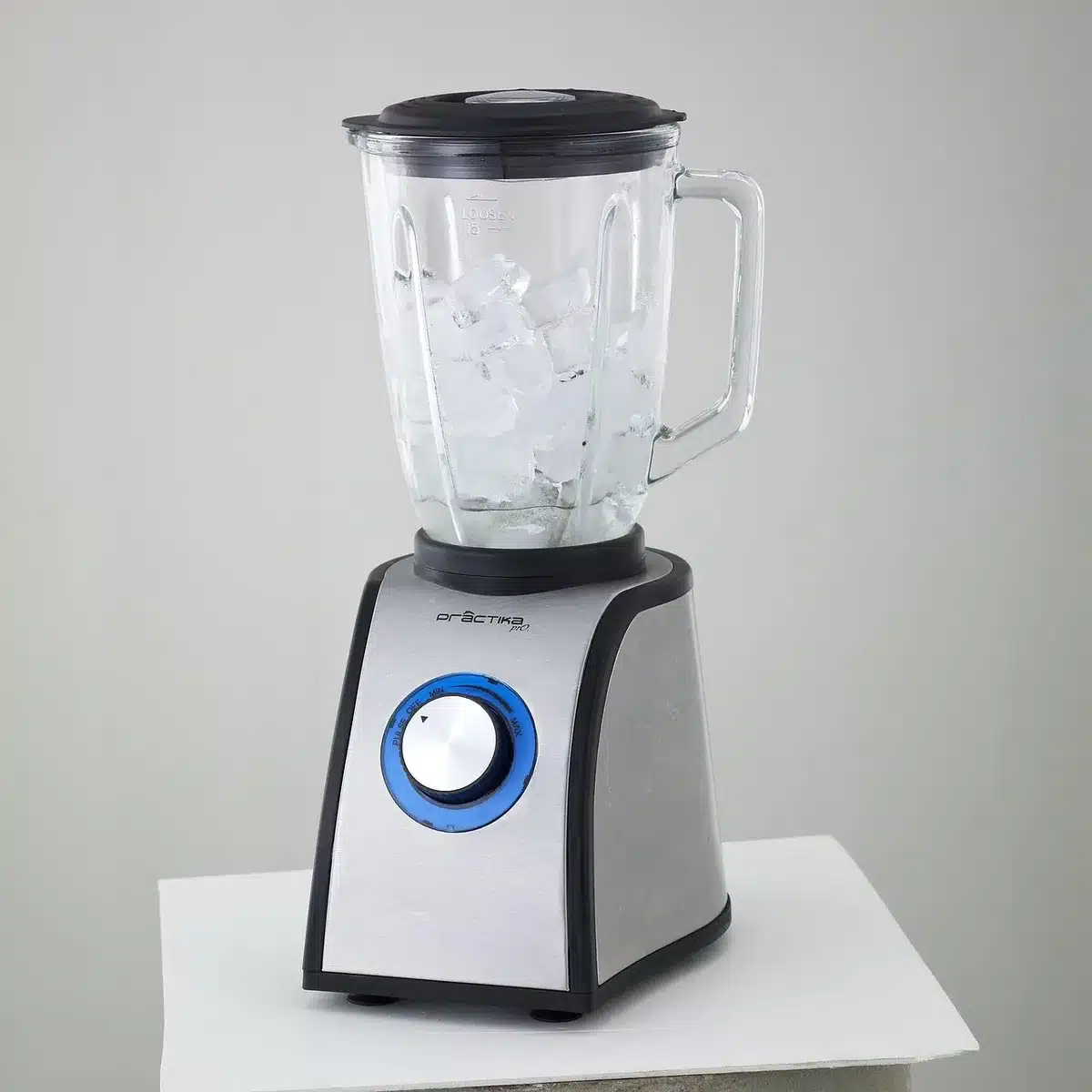 Machine à granités compacte sur un plan de travail avec verre de granité