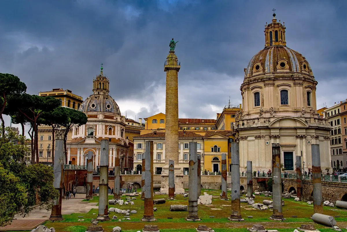 Forum antique romain avec colonnes et structures publiques bien conservées