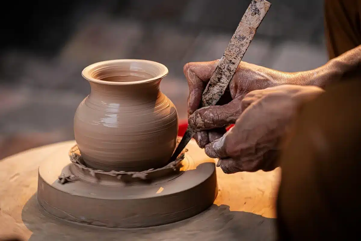 Ateliers antiques avec traces d'activités artisanales et commerciales