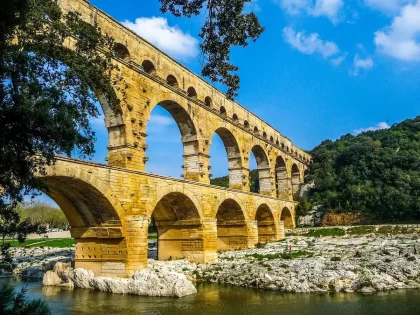 Ruines antiques romaines avec colonnes et vestiges d'édifices publics