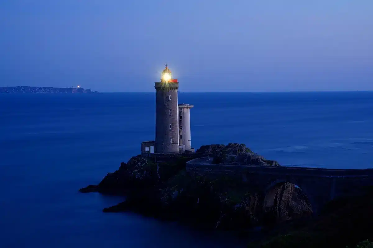 Falaises basaltiques et caldeira visibles depuis la c&ocirc;te de l'&icirc;le