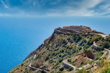 Falaises basaltiques et crique aux eaux claires sur une île volcanique