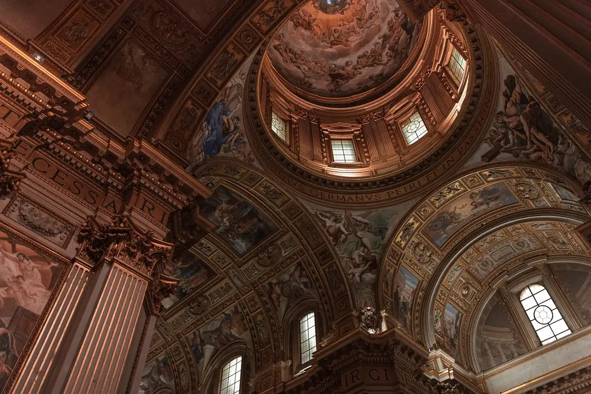 Foule attendant à l'extérieur d'un monument religieux à Rome