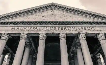 Intérieur du Panthéon vu de loin, pétales rouges tombant par l'oculus