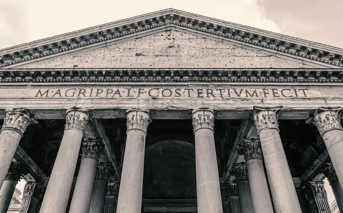 Intérieur du Panthéon vu de loin, pétales rouges tombant par l'oculus