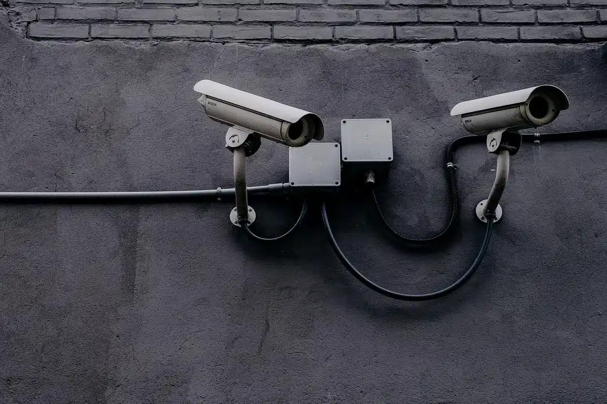 Équipe de cuisine en environnement de travail intensif avec surveillance étroite