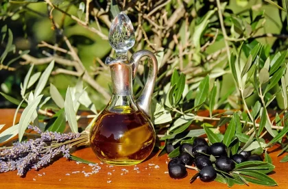 Légumes méditerranéens, huile d'olive et ingrédients sur table rustique