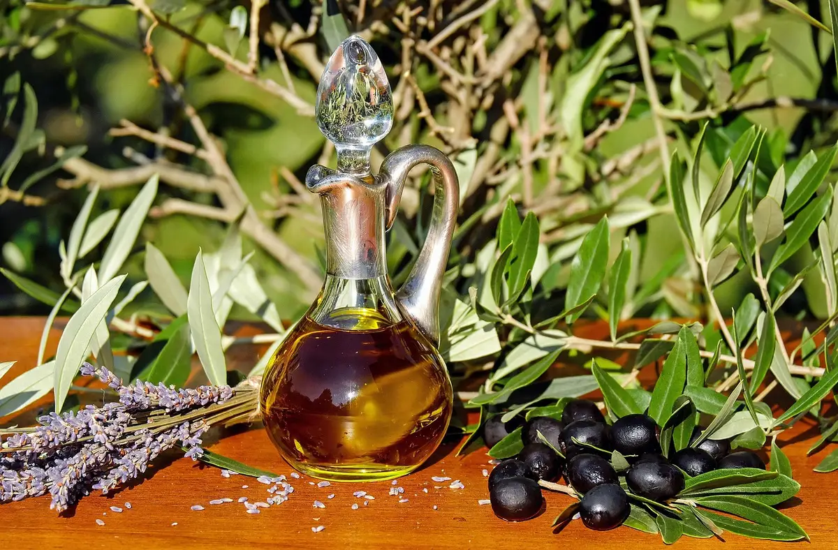 Légumes méditerranéens, huile d'olive et ingrédients sur table rustique