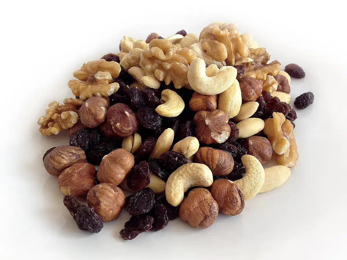 Amandes, noisettes et ingrédients pour la farce des samsas