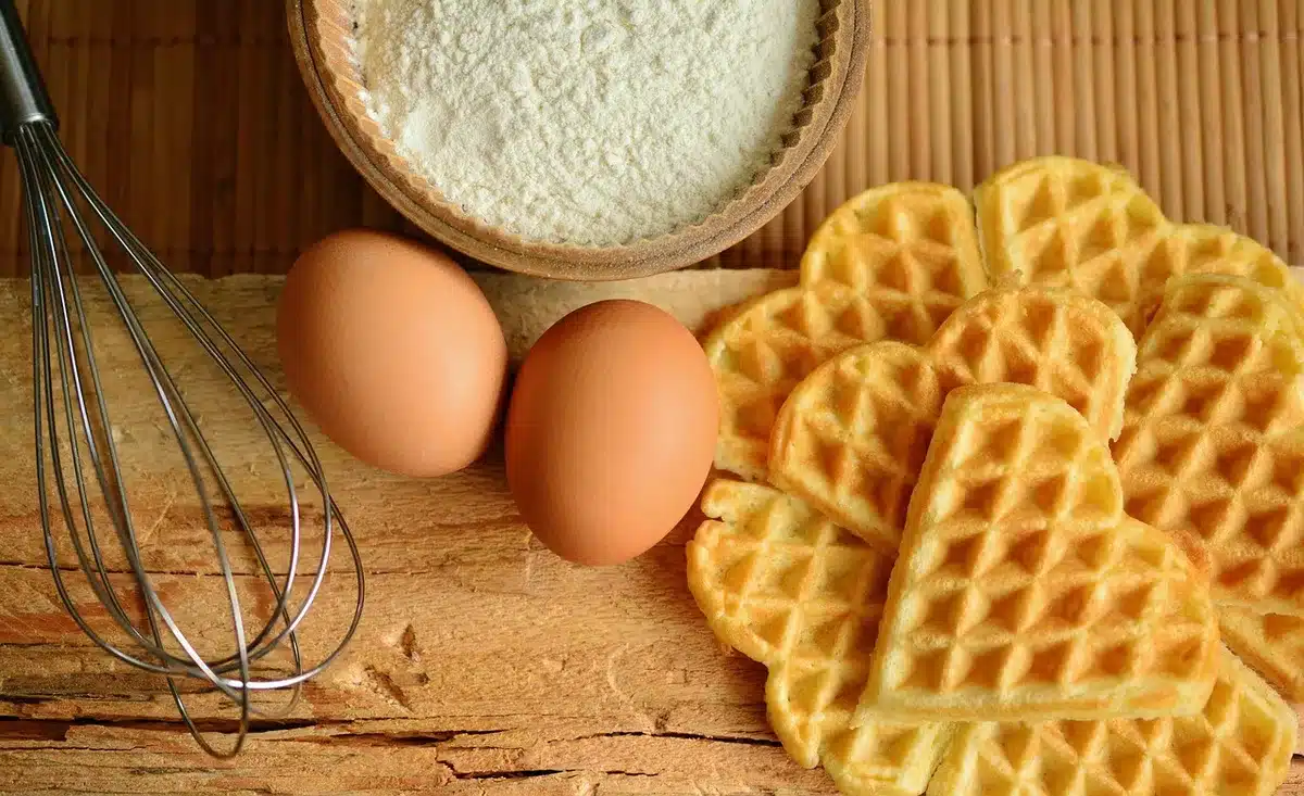 Pliage en triangle de la pâte brick beurrée avec la farce