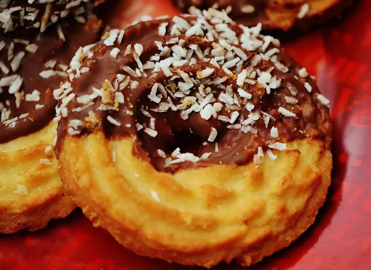 Samsas croustillants au glaçage chocolat-noisette sur un plateau blanc