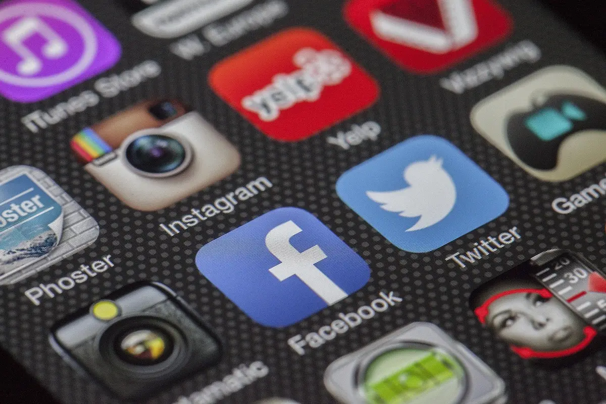 Commentaires et avis n&eacute;gatifs affich&eacute;s sur les r&eacute;seaux sociaux et plateformes d'&eacute;valuation