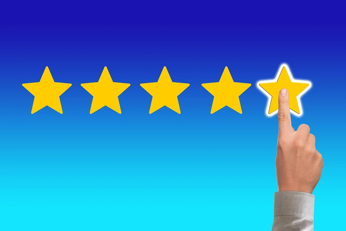 Personne consultant les avis et &eacute;valuations d'un restaurant avant de visiter