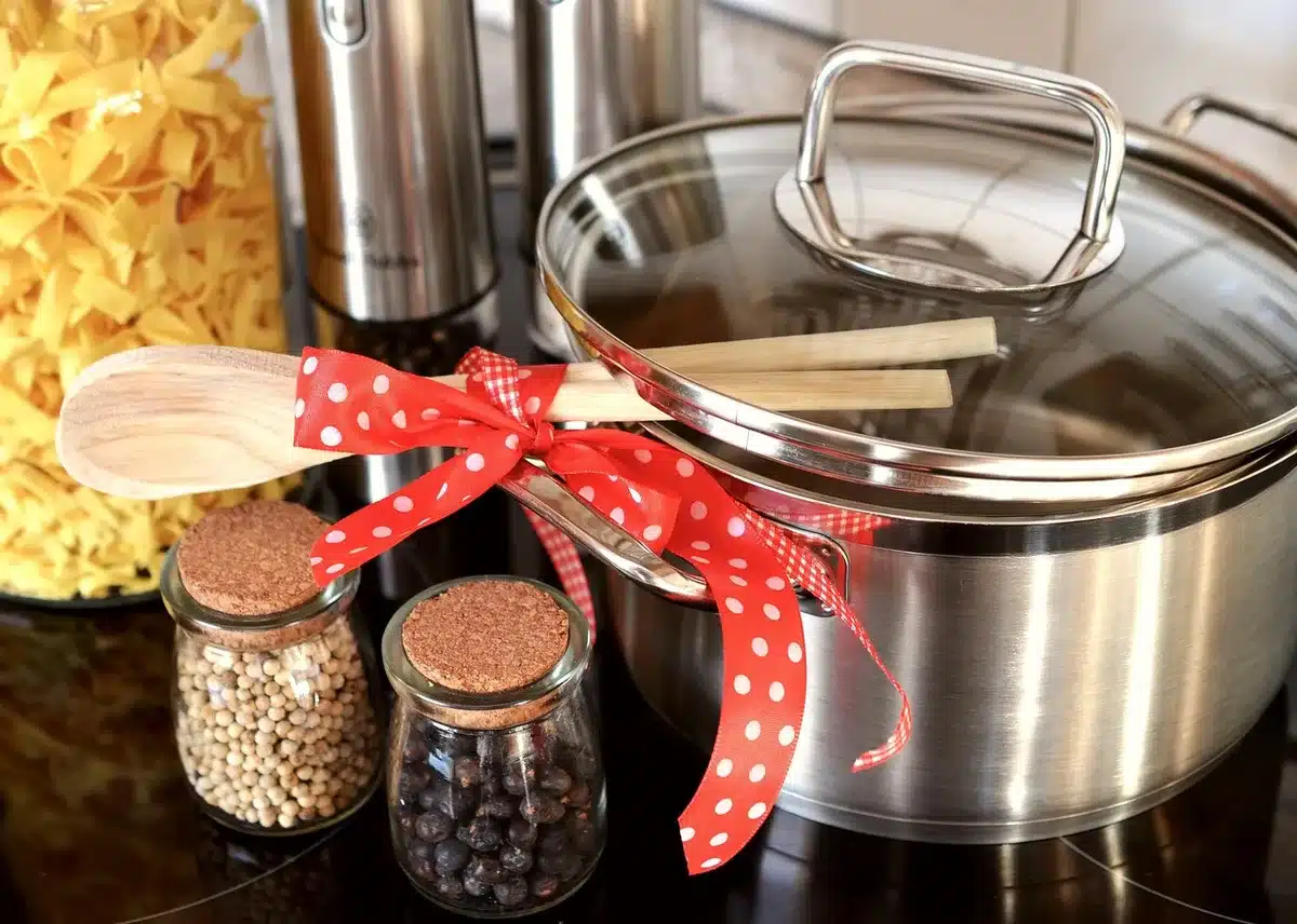 Ingrédients basiques pour un repas économique : boîte de sardines, pommes de terre et œuf