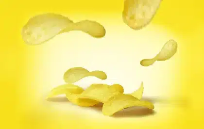 Croquettes de sardines et pommes de terre dorées dans une poêle chaude