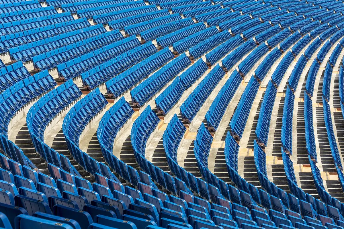 Stade de football moderne rénové avec installations contemporaines et tribunes bien aménagées