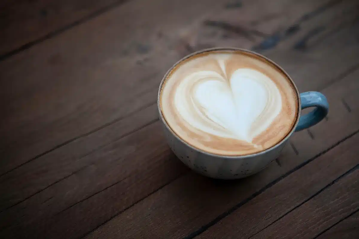 Latte vert au pandan servi dans un café