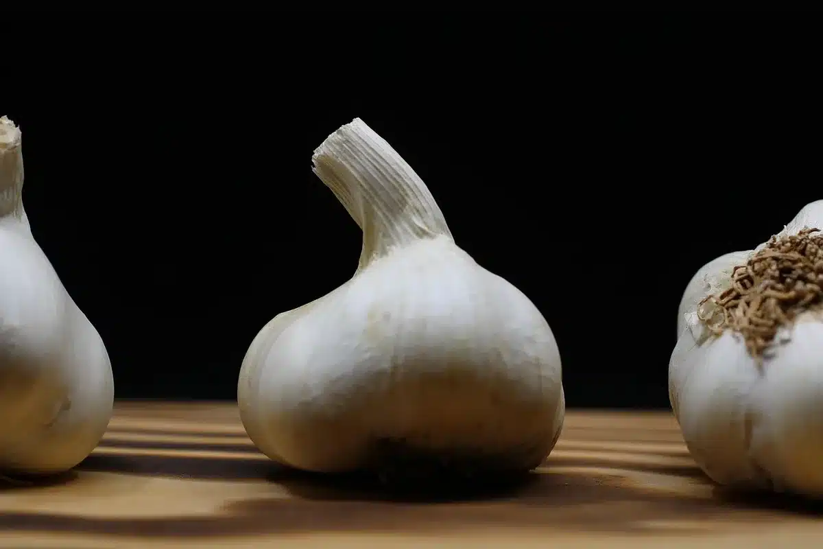 Champignons et oignon émincés sur une planche prêts à cuisiner