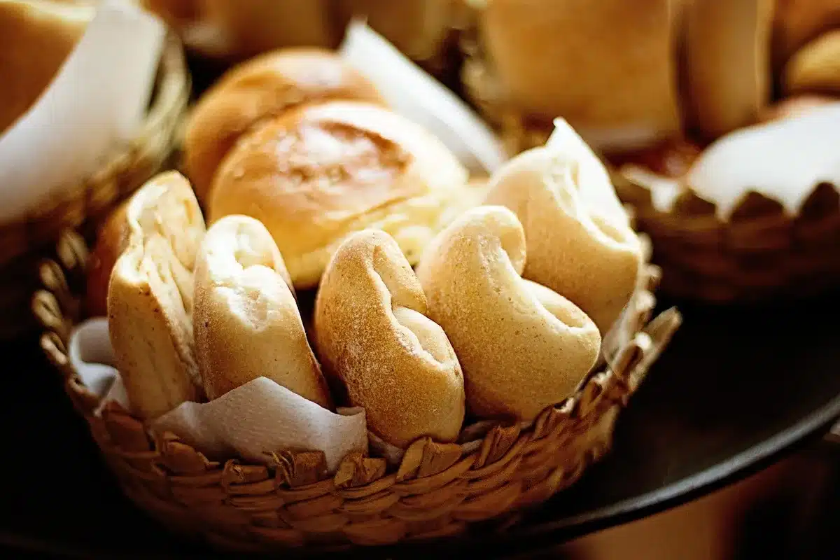 Pav&eacute;s de saumon avec une cro&ucirc;te dor&eacute;e sur une plaque de cuisson