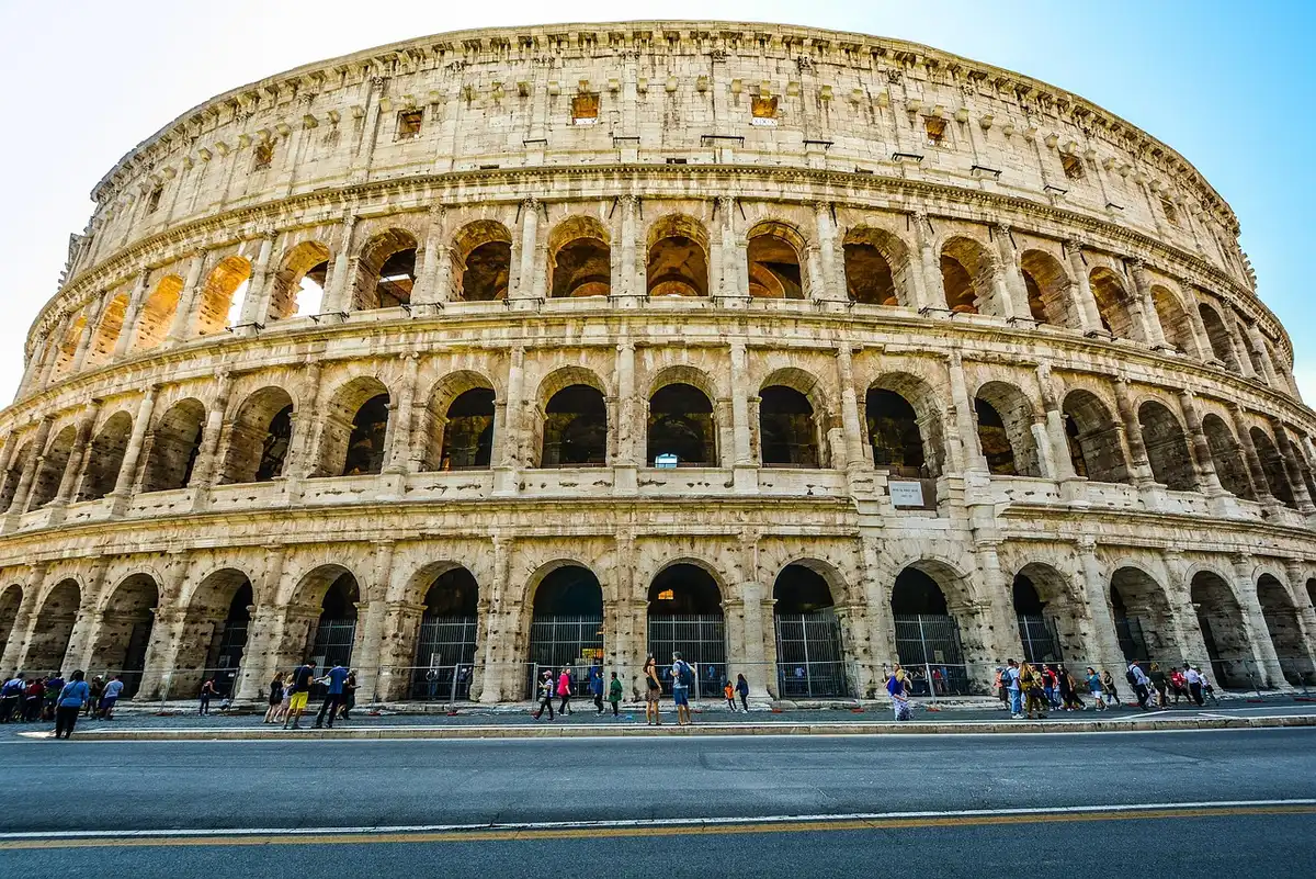 Vue diurne de l'arc depuis l'axe de la Via dei Fori Imperiali