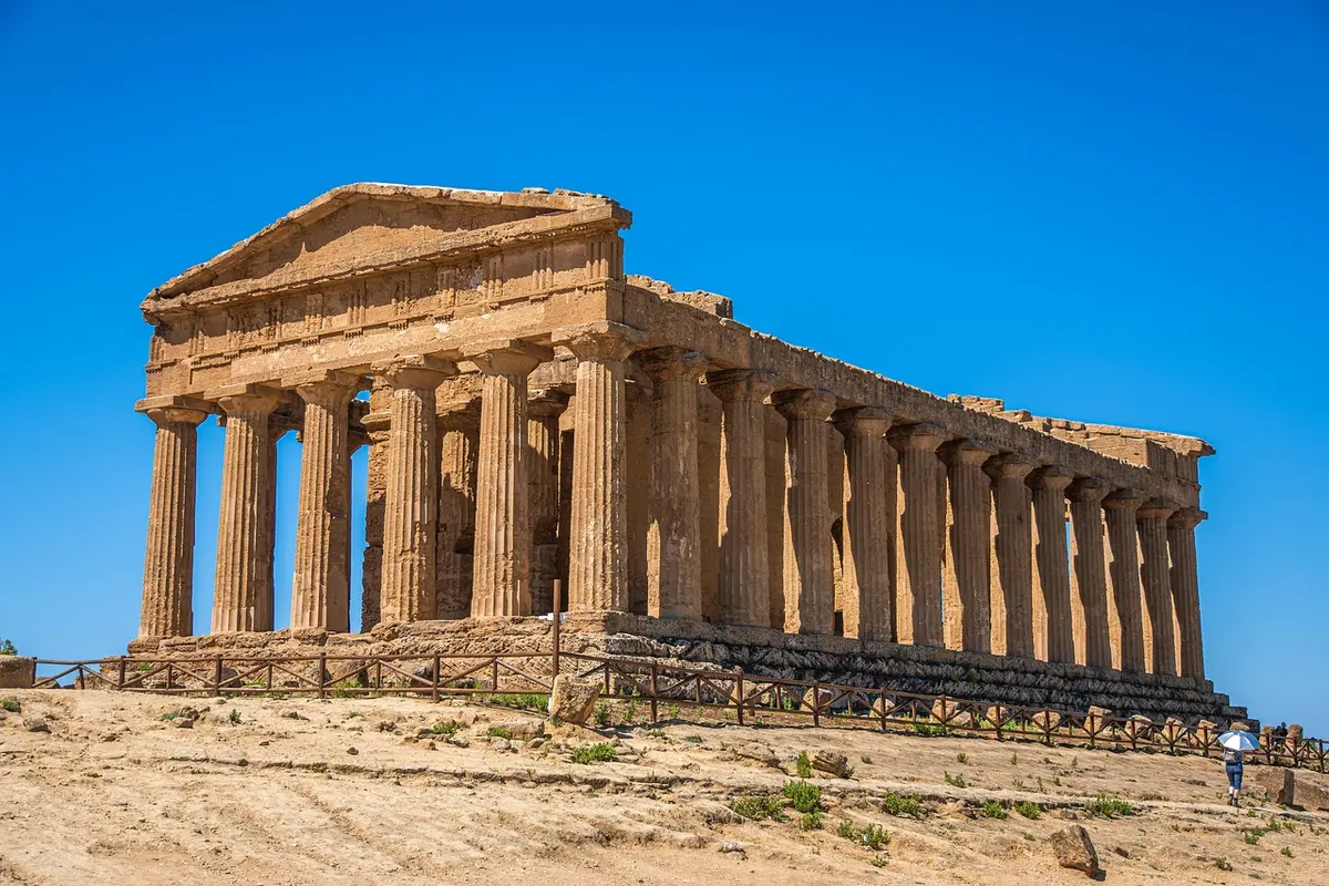 Détail de reliefs sculptés réemployés sur l'arc