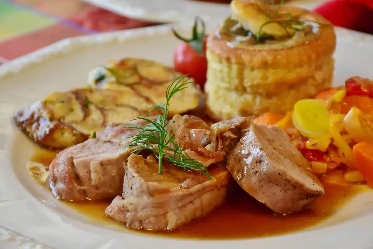 Ingrédients alignés : cabillaud, carottes, poireaux et champignons prêts à cuire