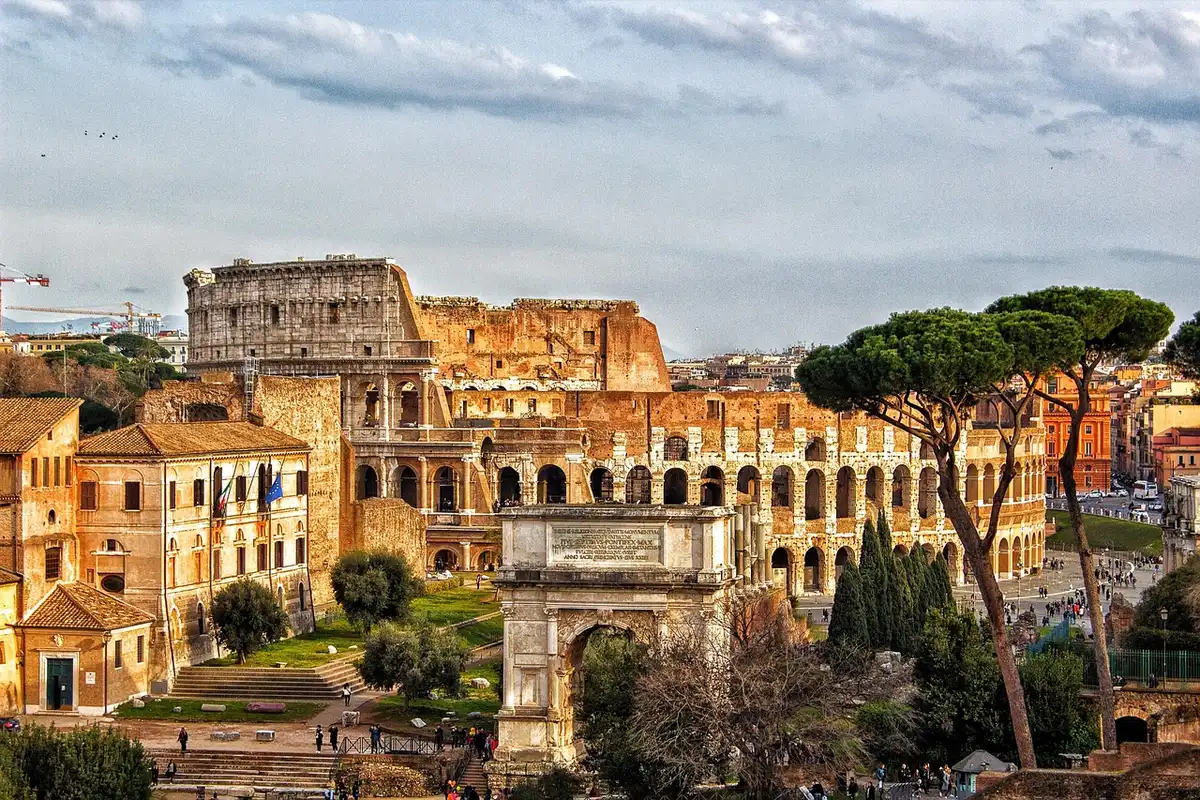 Visiteurs marchant entre les ruines des thermes de Caracalla