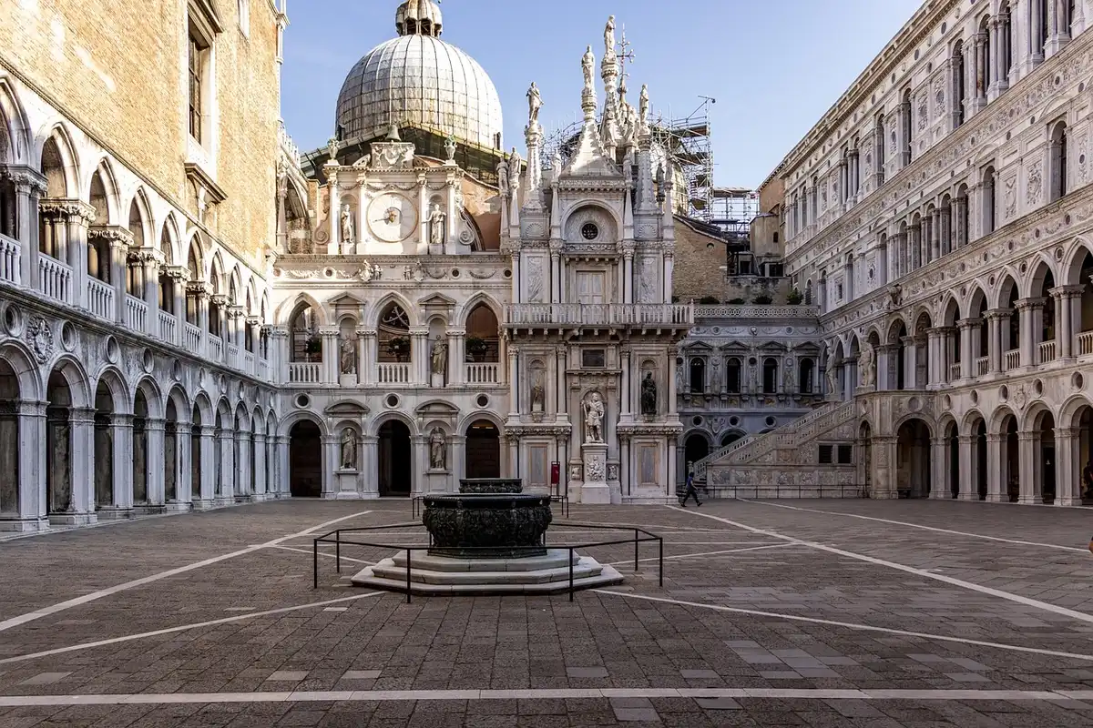 Façade du Palazzo Barberini en plein jour avec visiteurs entrant