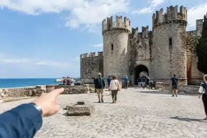 Castel Nuovo: la forteresse médiévale qui attire des foules à Naples