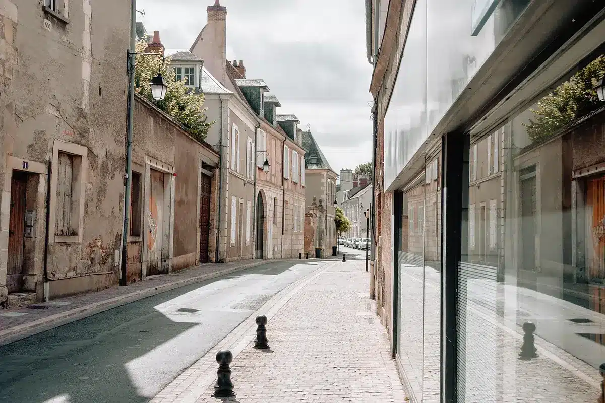 Façade et grands plateaux de Cinecittà sous un ciel clair en plein jour
