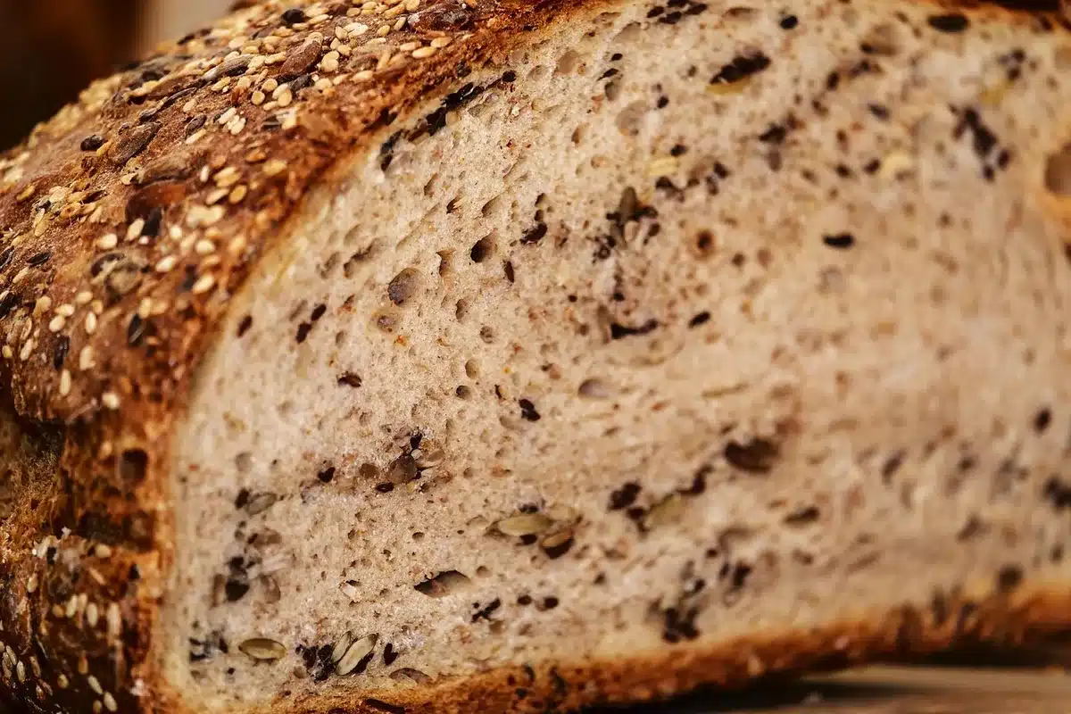 Tranches de pain de campagne légèrement toastées posées sur une planche