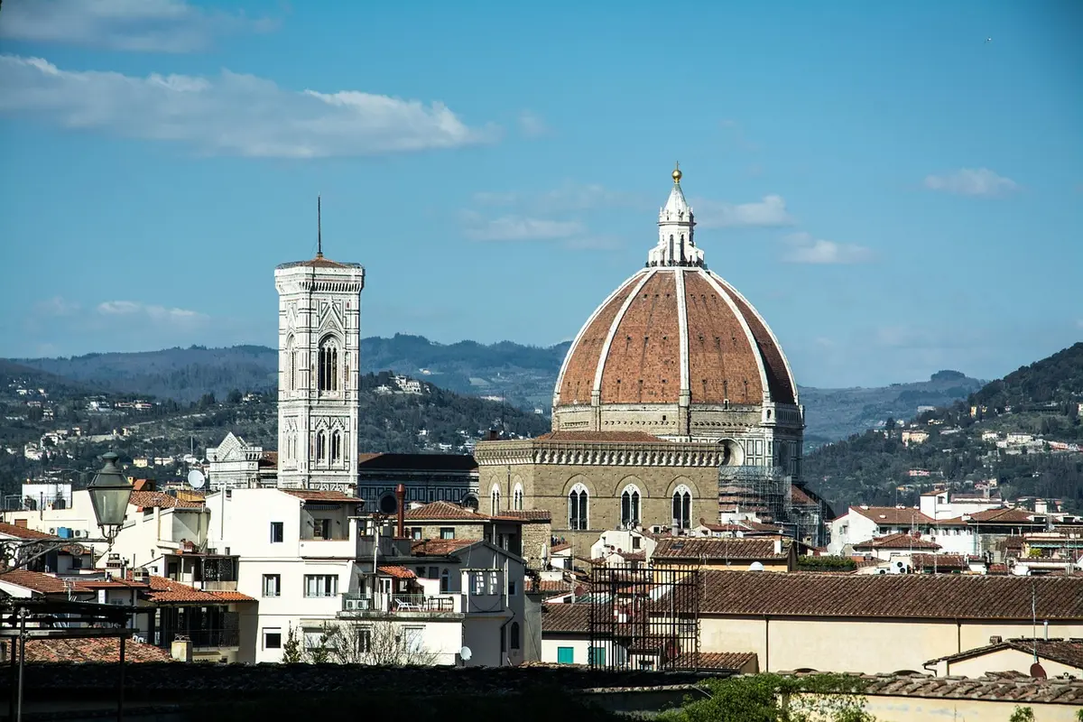 Vue de jour depuis une terrasse à Florence montrant toits et coupole du Duomo