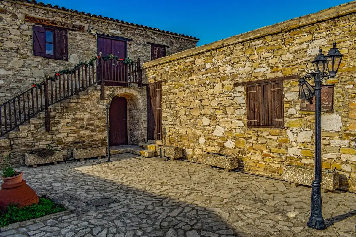 Place du village de Cotignac avec maisons en pierre et visiteurs