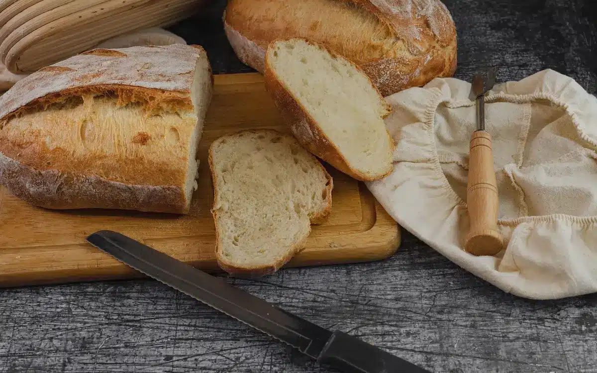 Lamelles de courgette tranchées à la mandoline posées sur une planche