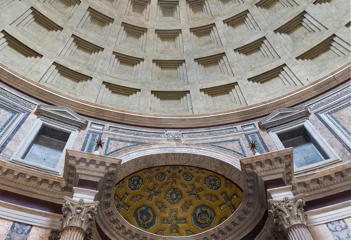 Intérieur du Panthéon montrant la coupole et l'oculus éclairés par la lumière du jour