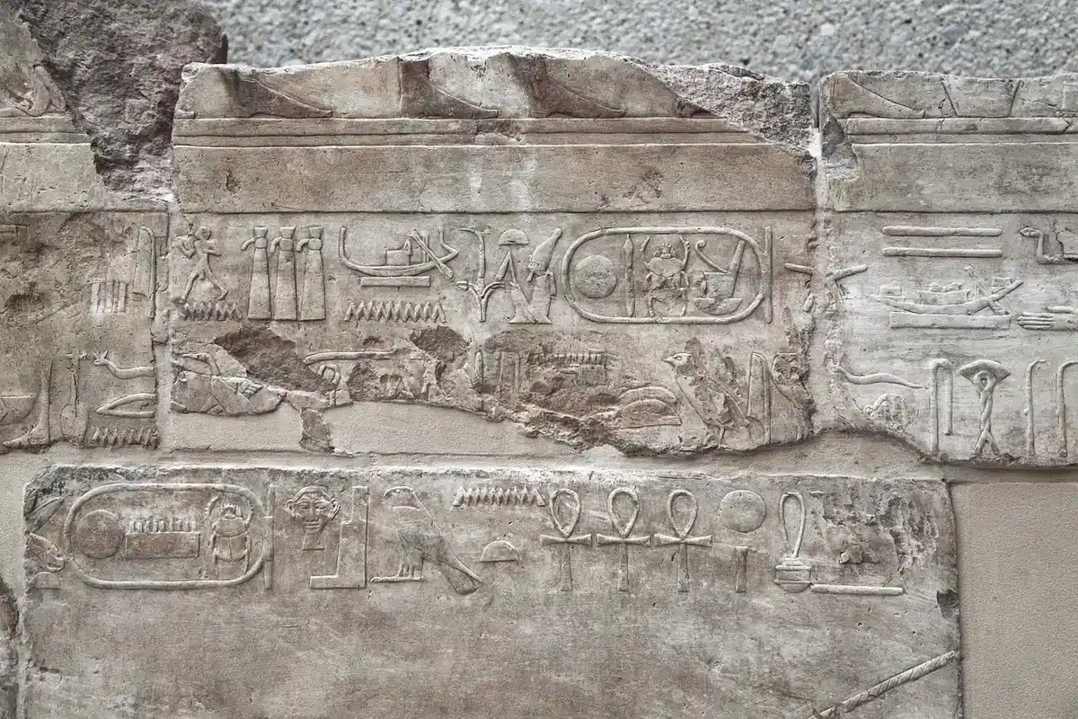 Détail de colonnes et revêtement en marbre évoquant les matériaux du Panthéon