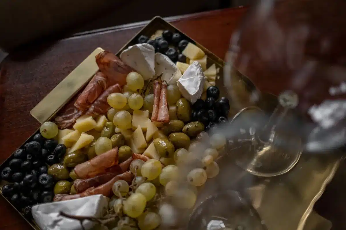 Table d'apéritif avec flûtes de Prosecco et assiette d'antipasti