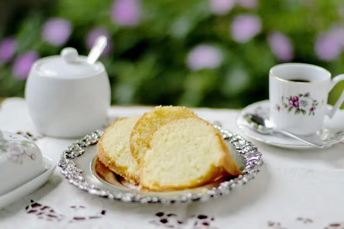 Tasse de décaféiné posée sur une table à la lumière de l'après‑midi