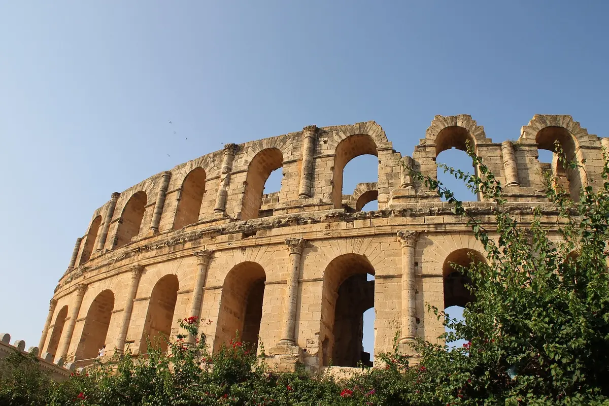 Arches et galeries d'un amphithéâtre romain partiellement conservé en plein jour