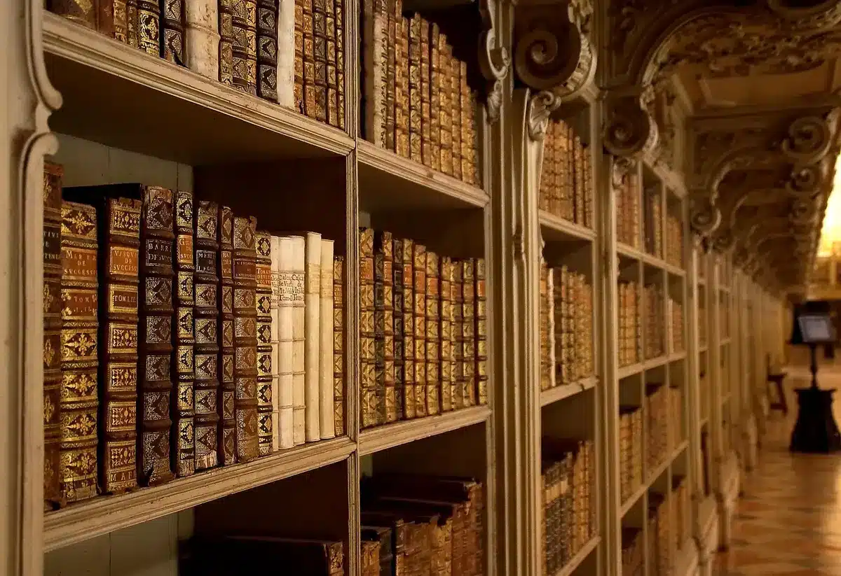 Intérieur d'un palais restauré avec voûtes et verrières laissant entrer la lumière